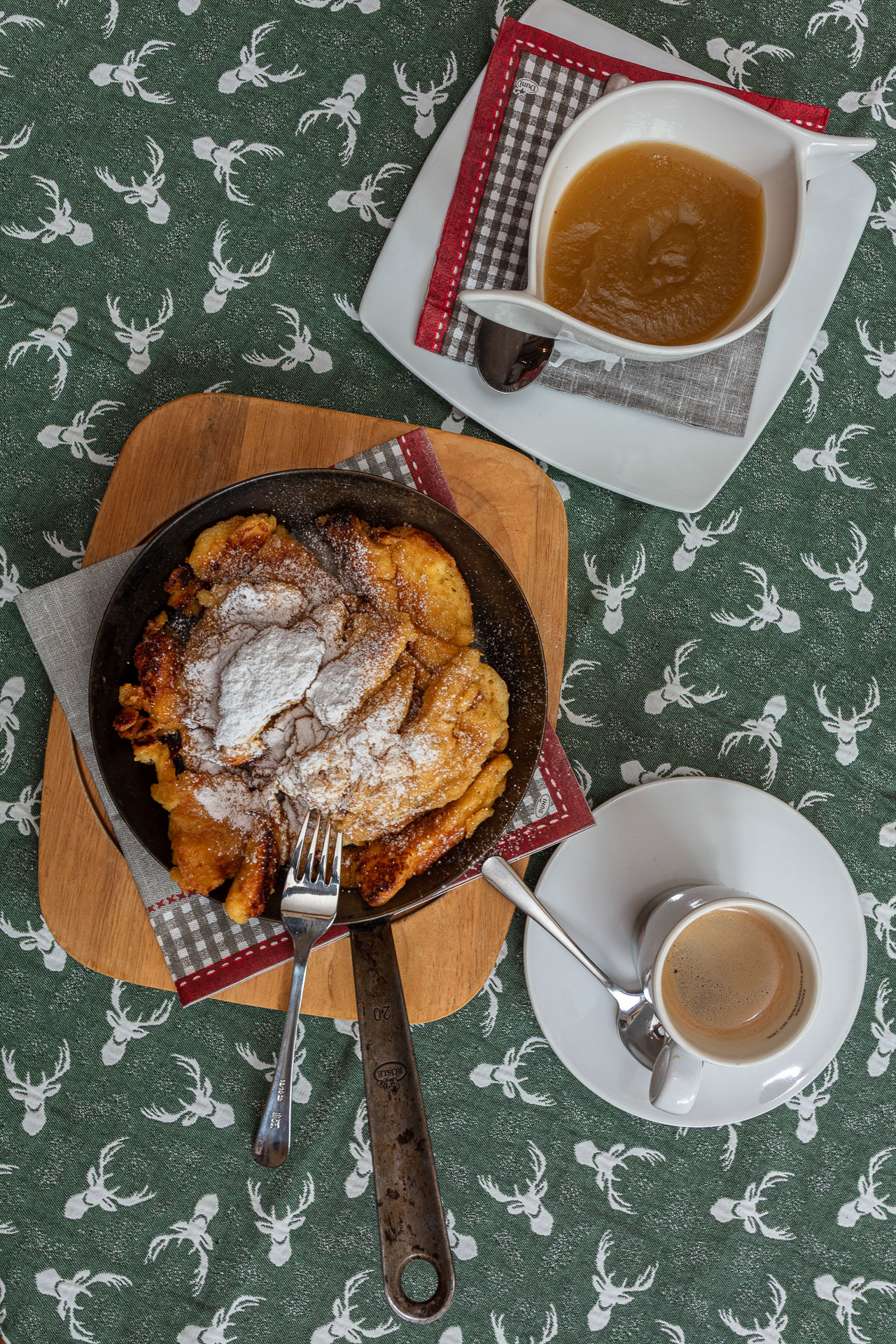 Mehlspeise in der Pfanne mit Kompott und Kaffee von oben
