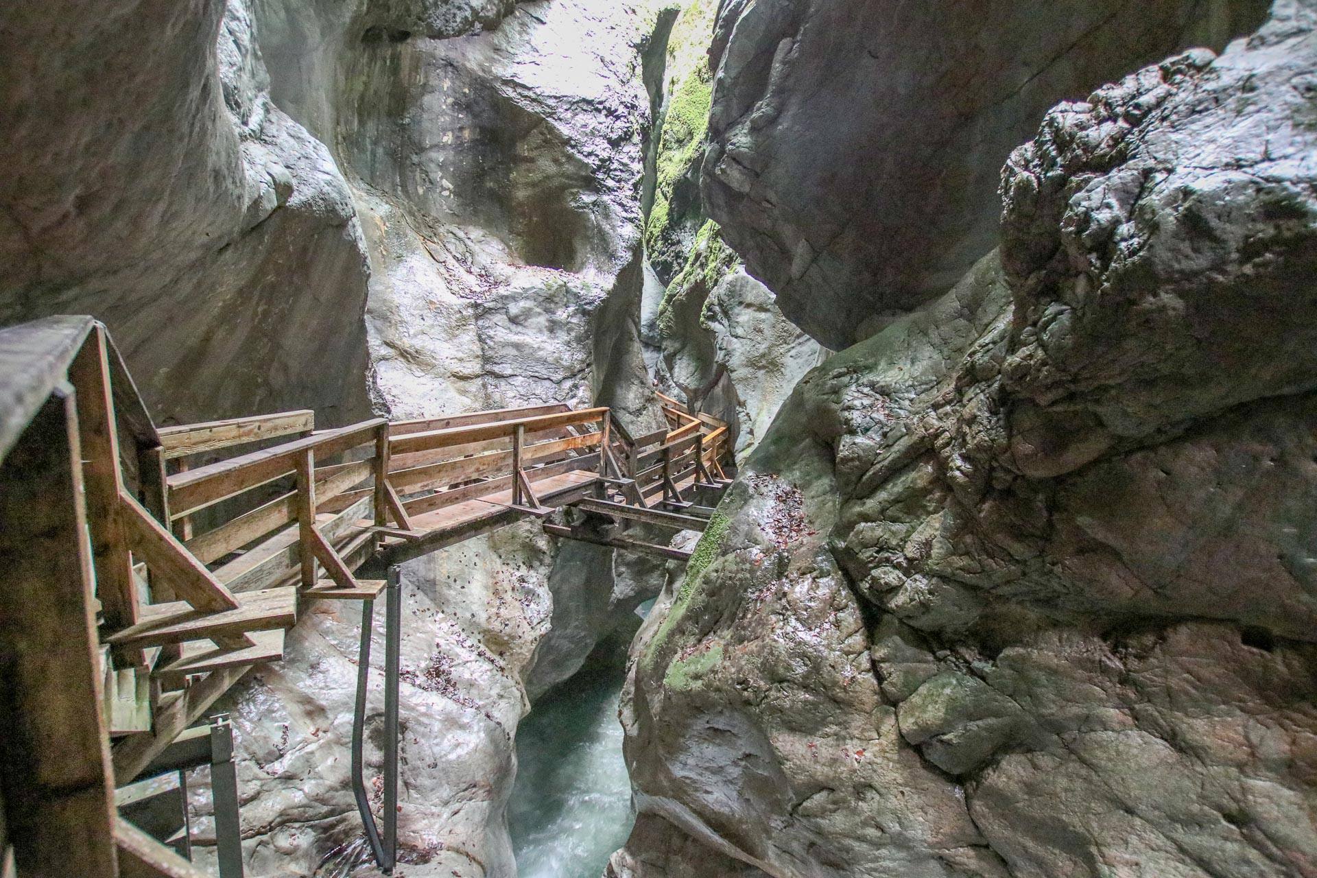 Vorderkaserklamm zwischen Felswänden und Wald
