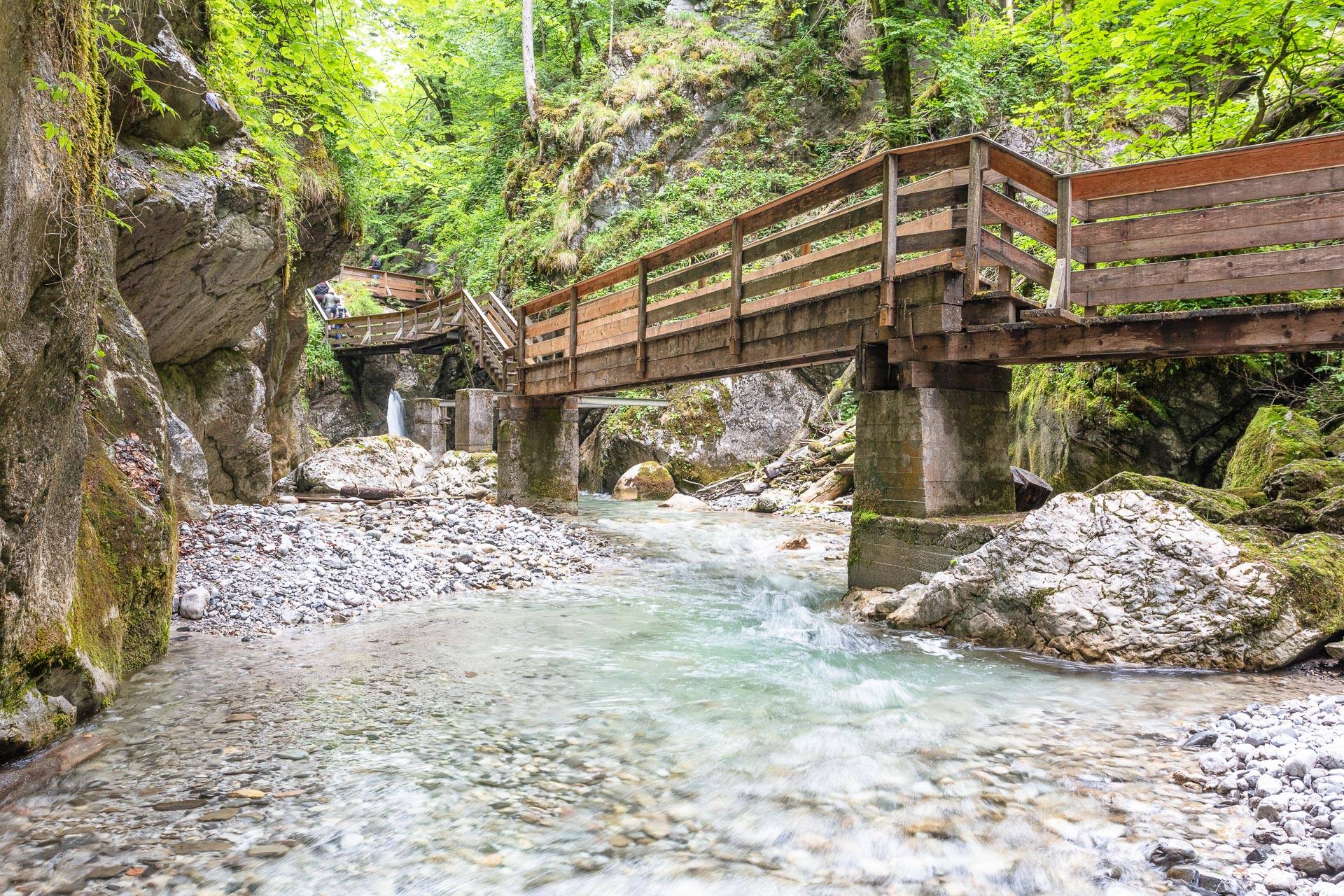 Beleuchteter Besucherweg durch die Lamprechtshöhle