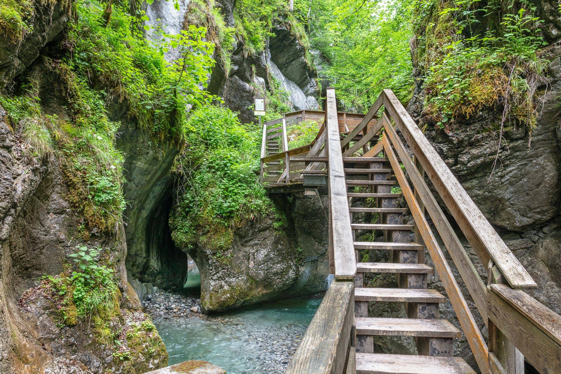 Familie beim gemeinsamen Klamm-Ausflug nahe Lofer