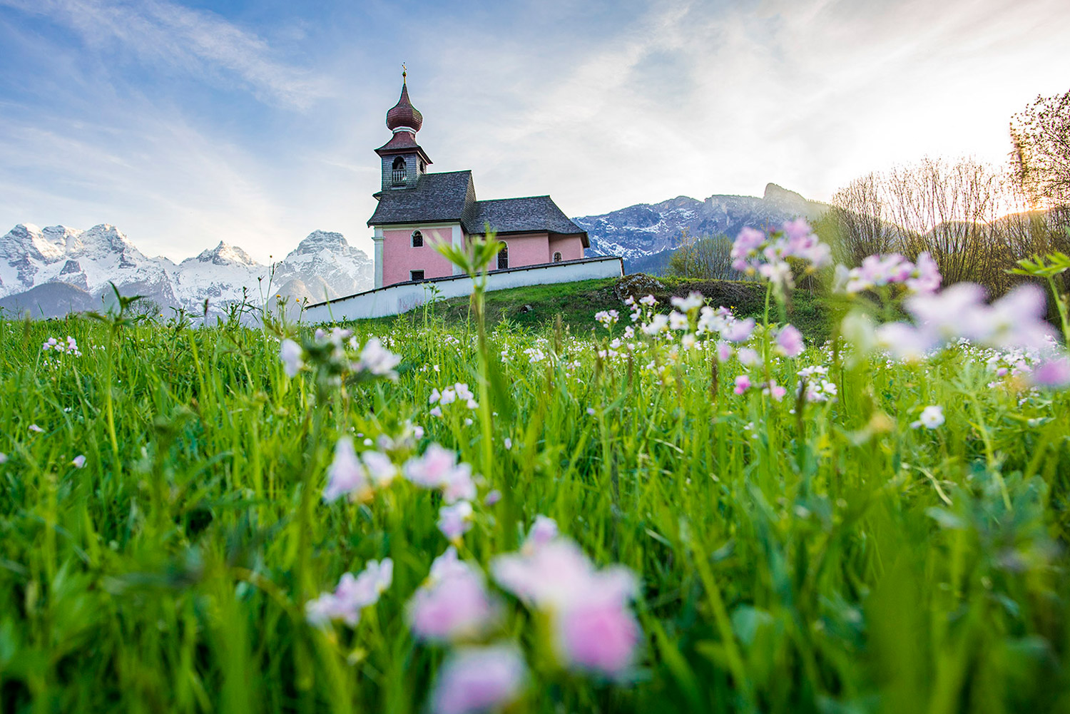 kirche-vor-atemberaubender-berglandschaft.jpg