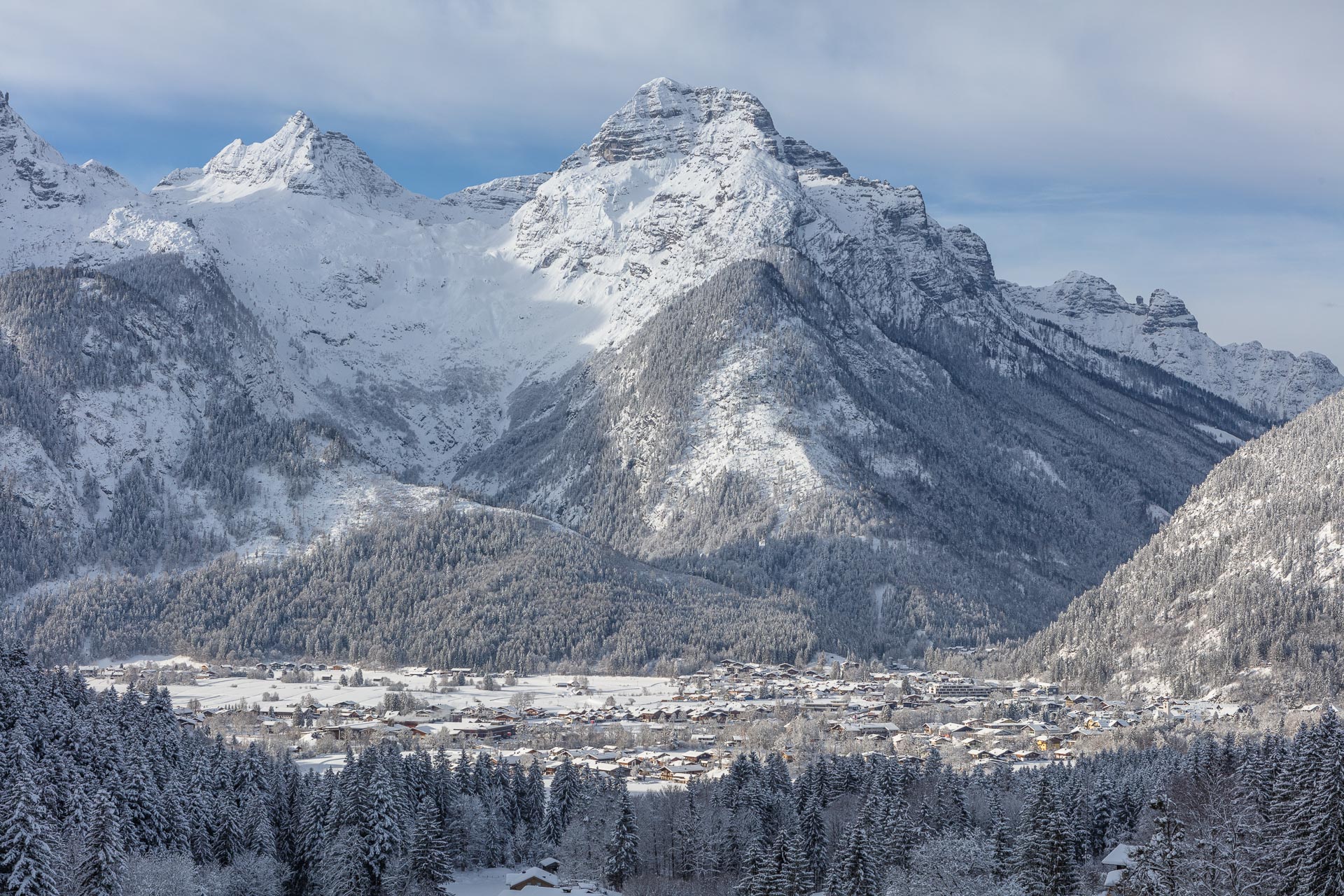 Winterurlaub in Lofer mit verschneiten Bergen im Salzburger Saalachtal