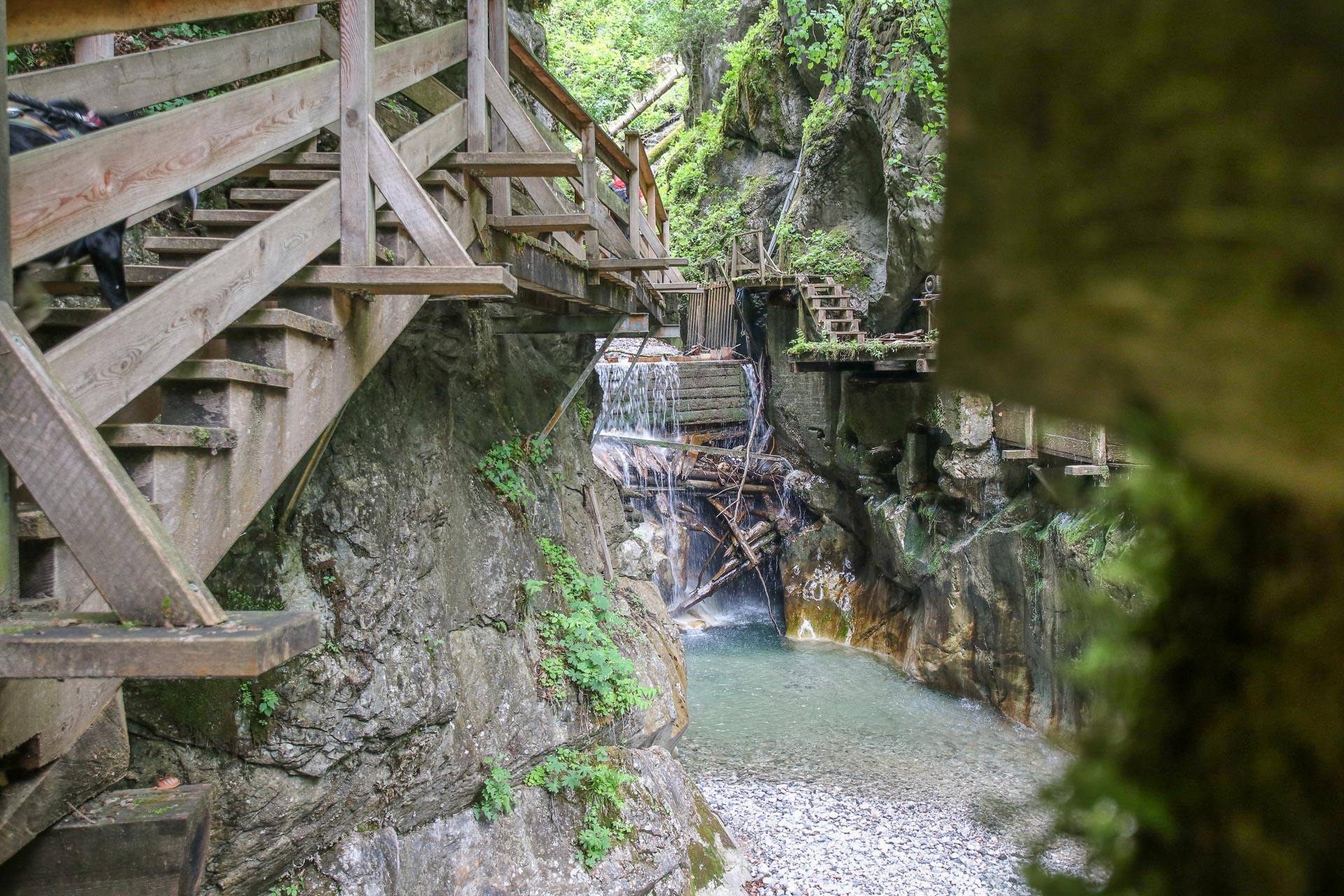 Familie auf dem Klammweg im Salzburger Saalachtal