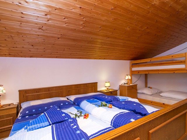 Schlafzimmer mit Doppelbett und Stockbett